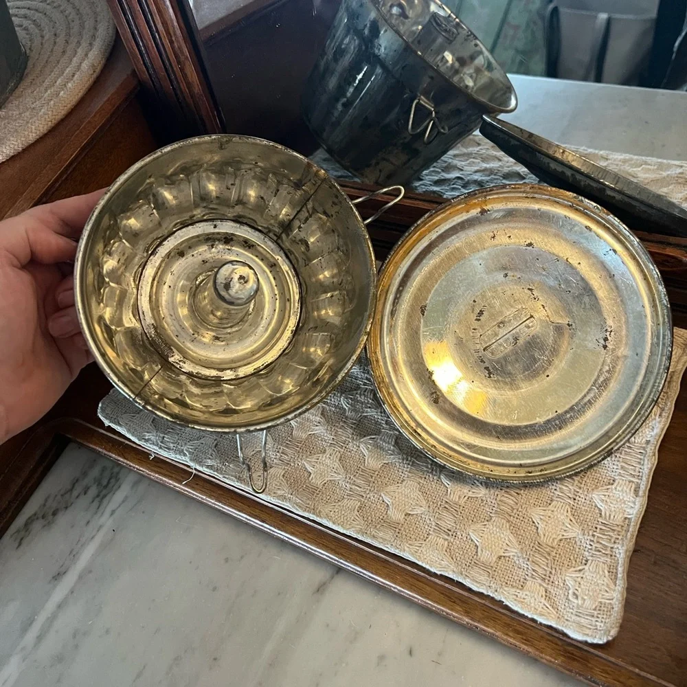 NO BRAND *Vintage Pudding/Gelatin Fluted Aluminum Mold  with Locking Lid Antique